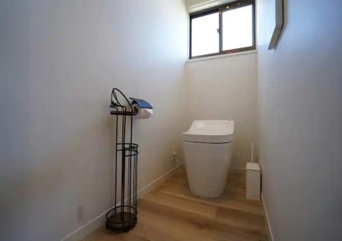 甲州市的住宿－Kajitsuno mieru yado - Vacation STAY 06979v，带窗户的客房内设有带卫生间的浴室