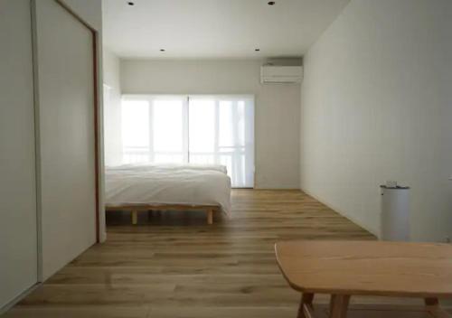 1 dormitorio con cama, mesa y ventana en Kajitsuno mieru yado - Vacation STAY 06979v, en Koshu