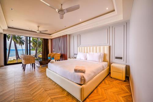 1 dormitorio con 1 cama y vistas al océano en Silver Sand Sea Princess Beach Resort, en Manglutān