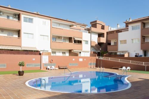 una piscina en el patio de un edificio en Home2Book Cozy Apartment Puertito, Wifi en Puertito de Güímar