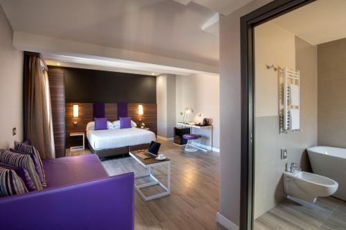 ein Hotelzimmer mit einem Bett und einem Laptop auf einem Tisch in der Unterkunft The Republic in Rom