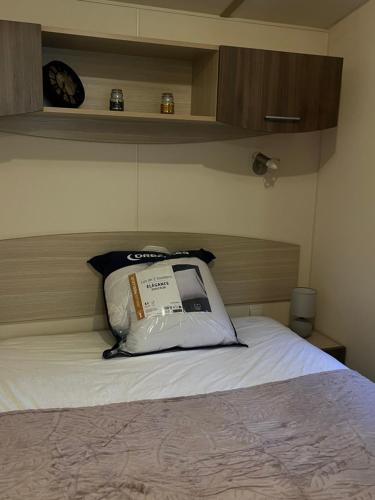 - un lit avec un oreiller et un livre dans l'établissement L’Echappée Belle de Sandra et Nicolas, à Gallargues-le-Montueux