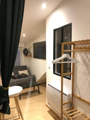 ein kleines Zimmer mit einem Etagenbett und einem Sofa in der Unterkunft Little Snug in Toulouse