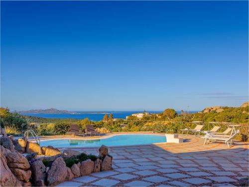 una piscina del resort con vista sull'oceano di Sardinia Family Villas - Villa Letizia with private pool and seaview a Cannigione