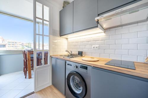Il comprend une cuisine équipée d'un lave-linge et d'un sèche-linge. dans l'établissement Appartement à 100m de la plage, climatisé, à Cagnes-sur-Mer