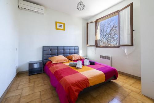 a large bed in a room with a window at Mas Jordi - Appt climatisé in Saint-André