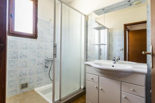 a bathroom with a sink and a shower at Mas Jordi - Appt climatisé in Saint-André