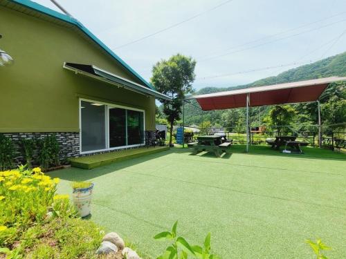Taman di luar Gapyeong Chorok Jeongwon Gyegok Dokchae Pension