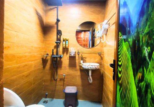 TIEN TAI HOTEL 1 في Mèo Vạc: حمام مع حوض ومرآة