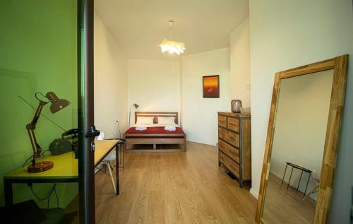 1 dormitorio con cama, tocador y espejo en Luxury 1BR Apartment In The Center of Tbilisi, en Tiflis