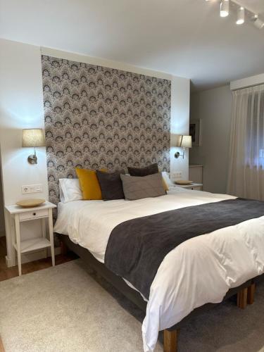 a bedroom with a large bed with a large headboard at Apartamento El Estanque - HA Peña Santa in Benia