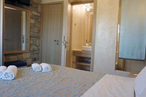 - une chambre avec un lit et des serviettes dans l'établissement Villa Thalassa - holidays at the beach of Kalamaki, à Kalamaki
