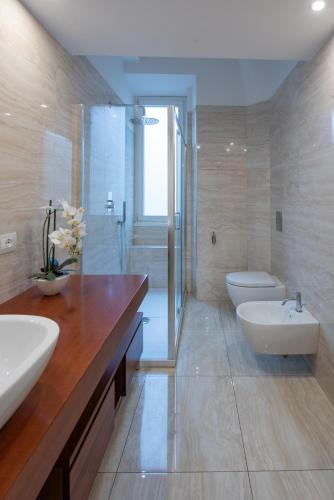 Benny Gold - Elegant apartment right next to the METRO