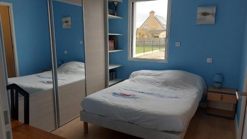 Postel nebo postele na pokoji v ubytování Maison neuve à St Armel Morbihan et son jacuzzi 6 places