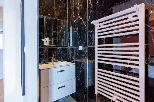 bagno con lavandino e doccia in vetro di Appart Jean Jaurès - 2 min gare - centre ville a Bourg-en-Bresse