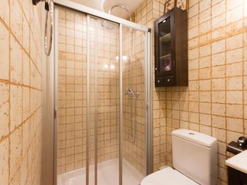 a bathroom with a shower and a toilet at INNOUTHOME EQUIPADO IDEAl VACACIONES _ CATALUNYA in L'Ametlla de Mar