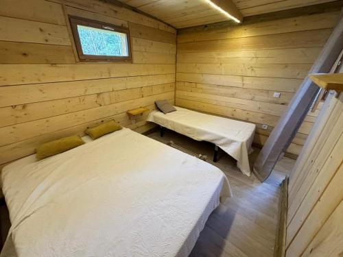 een kamer met 2 bedden in een houten hut bij La Cabane de Mercone NINU in Corte