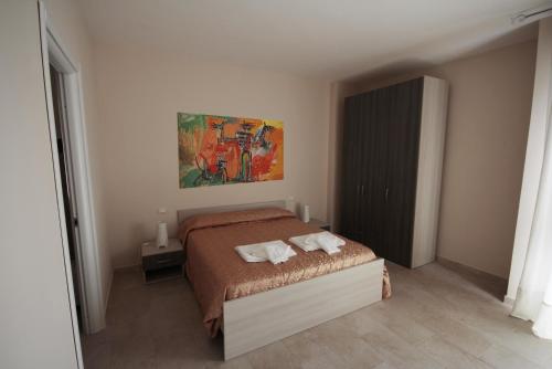 ピサにあるA Pochi Passiのベッドルーム1室(ベッド1台付)が備わります。壁には絵画が飾られています。