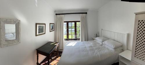 Una cama o camas en una habitación de De la Fontaine guest cottage and Pool view luxury suite