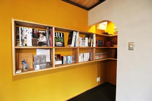 una libreria con libri sopra in una stanza di Ebisuya / Vacation STAY 5851 a Kōfu