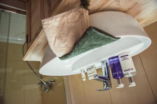 baño con lavamanos con cepillos de dientes y toalla en myLofou en Lofou