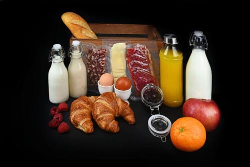 een tafel met melk, eieren, brood en andere ontbijtproducten bij Villa Francesca, Buje in Kaštel