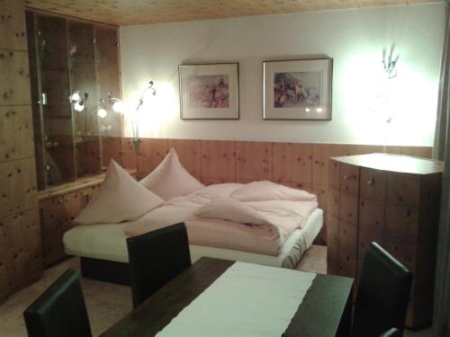 ツェル・アム・ゼーにあるSki & Golf Apartment Zell am Seeのベッドルーム1室(ベッド1台、テーブル、椅子付)