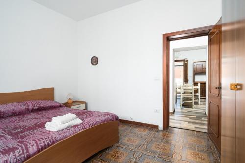 1 dormitorio con 1 cama con 2 toallas en Casa vacanza nel centro di Irgoli, en Irgoli