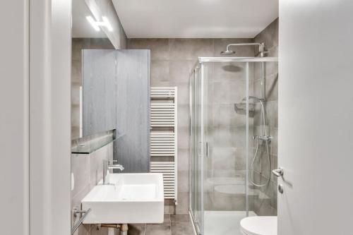 a bathroom with a sink and a shower at Appartamento Mango - Affitti Brevi Italia in Lecco