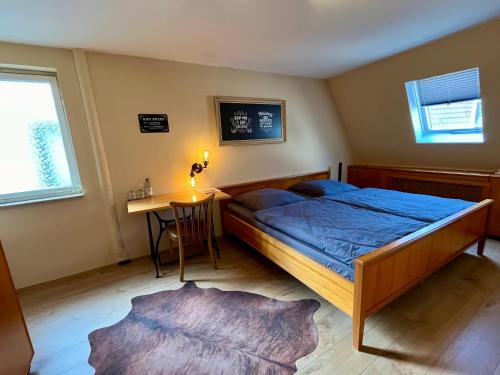 um quarto com uma cama, uma secretária e uma mesa em PUB 111 - Die Altstadt Unterkunft em Miltenberg