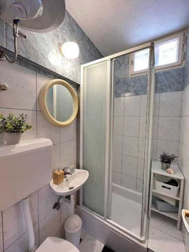 y baño con ducha, aseo y lavamanos. en Apartment Antonijo en Hvar