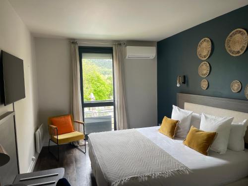 une chambre avec un grand lit et une fenêtre dans l'établissement Le Victoria Boutique Hôtel, à Saint-Paul-Trois-Châteaux