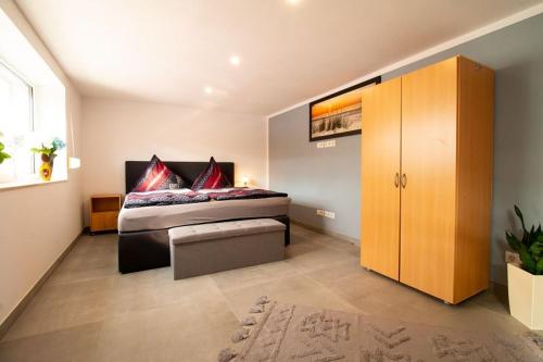 una camera da letto con un letto con cuscini rossi di Ferienwohnung Sabine a Mariendorf