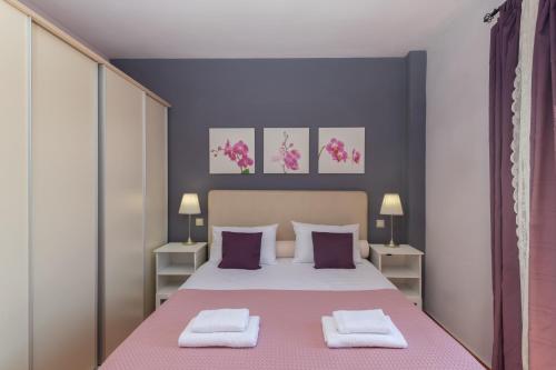 ein Schlafzimmer mit einem Bett, auf dem zwei Handtücher liegen in der Unterkunft Koralia Vacation House in Likotinaréa