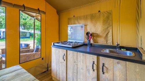 uma cozinha com um lavatório e um balcão em Village Seasonova Bassin d'Arcachon em Audenge