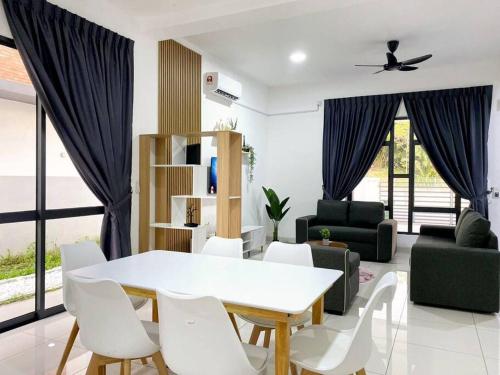 - un salon avec une table et des chaises blanches dans l'établissement BrandNew Modern Cozy House@ALMA NEAR JUSCO, à Bukit Mertajam