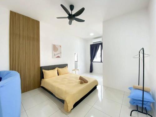 - une chambre avec un lit et un ventilateur de plafond dans l'établissement BrandNew Modern Cozy House@ALMA NEAR JUSCO, à Bukit Mertajam