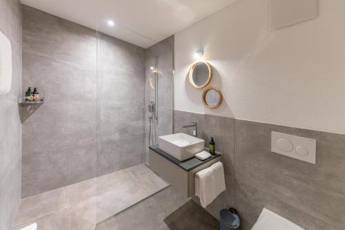 a bathroom with a toilet and a sink and a shower at Bellevue Parkhotel & Spa - Relais & Châteaux in Adelboden