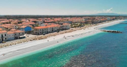 an aerial view of a beach with buildings and the ocean at L'ANGOLO VERDE in Cascina