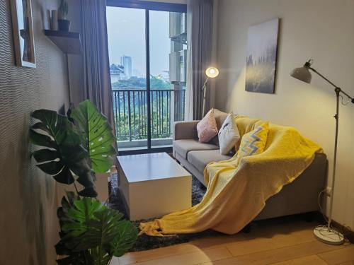 Ένα ή περισσότερα κρεβάτια σε δωμάτιο στο The Astra Condo Changkhlan in Chiang Mai