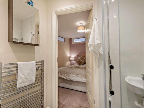 - une petite salle de bains avec un lit et un lavabo dans l'établissement 2 Bed in Apperknowle 94513, à Unstone