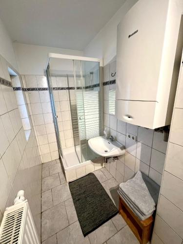 a bathroom with a sink and a shower at Monteurwohnung Leoben, Zentral in Leoben