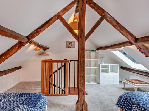 a attic bedroom with wooden beams at 2 Bed in Glastonbury 94480 in Shapwick