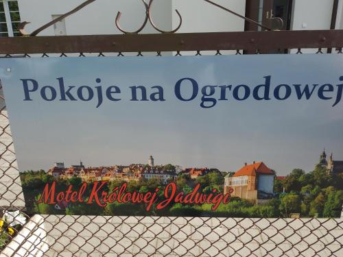 a sign on a fence that reads potevo norevo at Motel Królowej Jadwigi Alicja Szymańska-Pokoje na Ogrodowej in Sandomierz