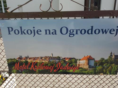 a sign on a fence that reads potevo norevo at Motel Królowej Jadwigi Alicja Szymańska in Sandomierz