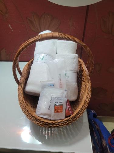una cesta llena de toallas en una mesa en B Hotel, en Cheonan