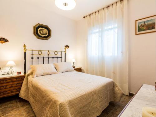 1 dormitorio con cama y ventana en Cortijo Valmaruc, en Dúrcal