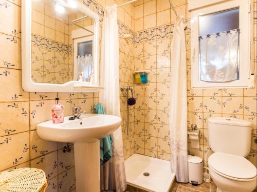 ドゥルカルにあるCortijo Valmarucの小さなバスルーム(洗面台、トイレ付)