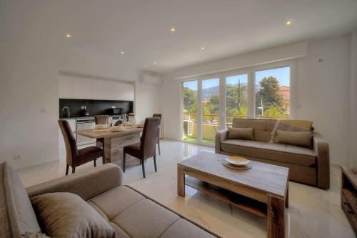 un salon avec un canapé et une table dans l'établissement Immogroom - AC - 1 bedroom - Balcony - Renovated, à Cannes