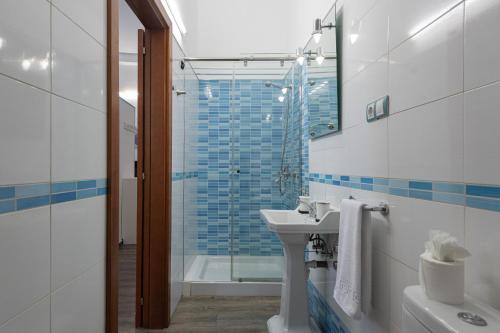 La salle de bains est pourvue d'un lavabo, de toilettes et d'une douche. dans l'établissement Car-Loft next to Arucas Cathedral, à Arucas